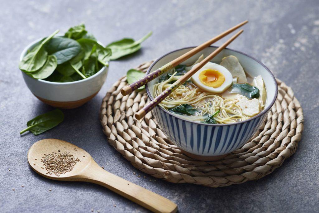 Soupe thaï aux crevettes et curry rouge facile : découvrez les